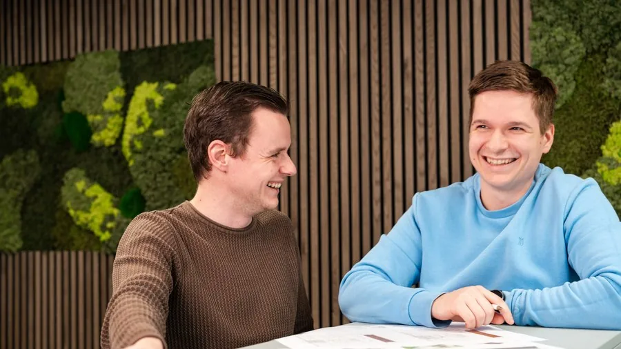 Twee adviseurs van S&W in overleg