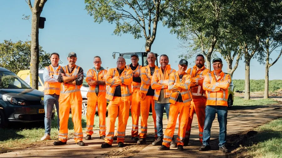 Het team van ZAO in werkkleding langs de weg