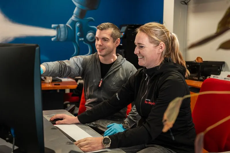 Medewerkers bekijken het resultaat op het scherm