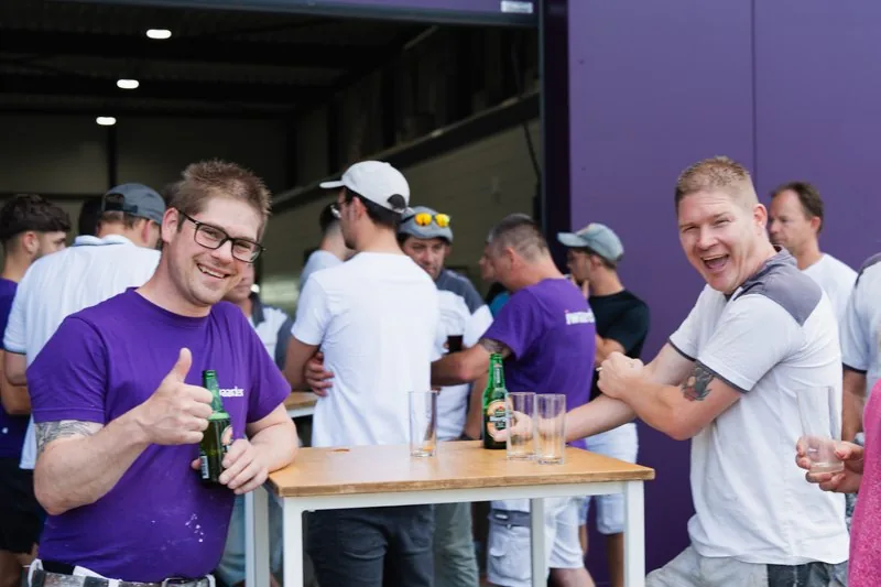 Het team van Iwaarden proost