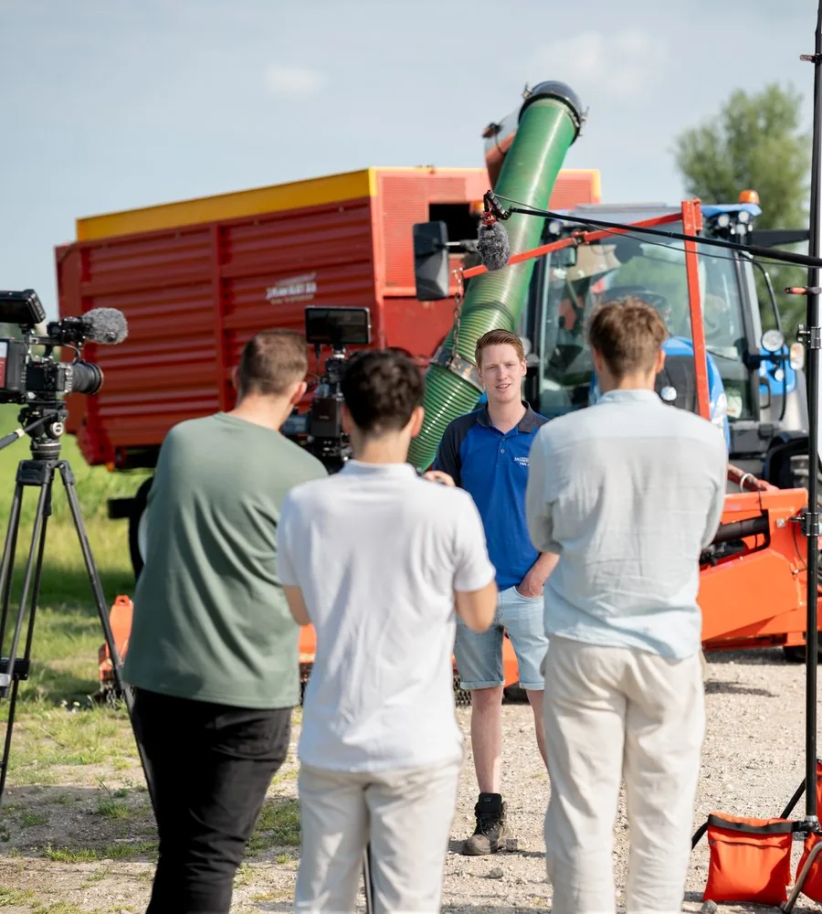 Draaidag: de crew filmt een interview op locatie