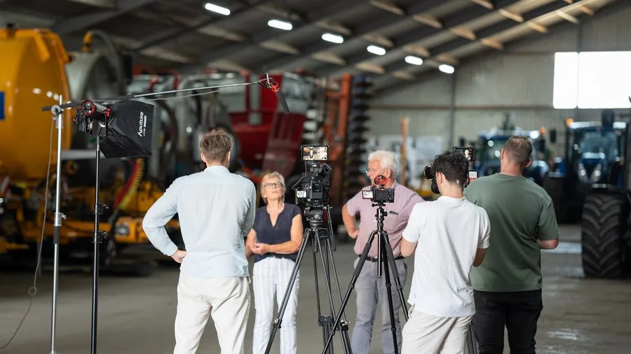 Draaidag op locatie: de crew filmt twee medewerkers in de loods