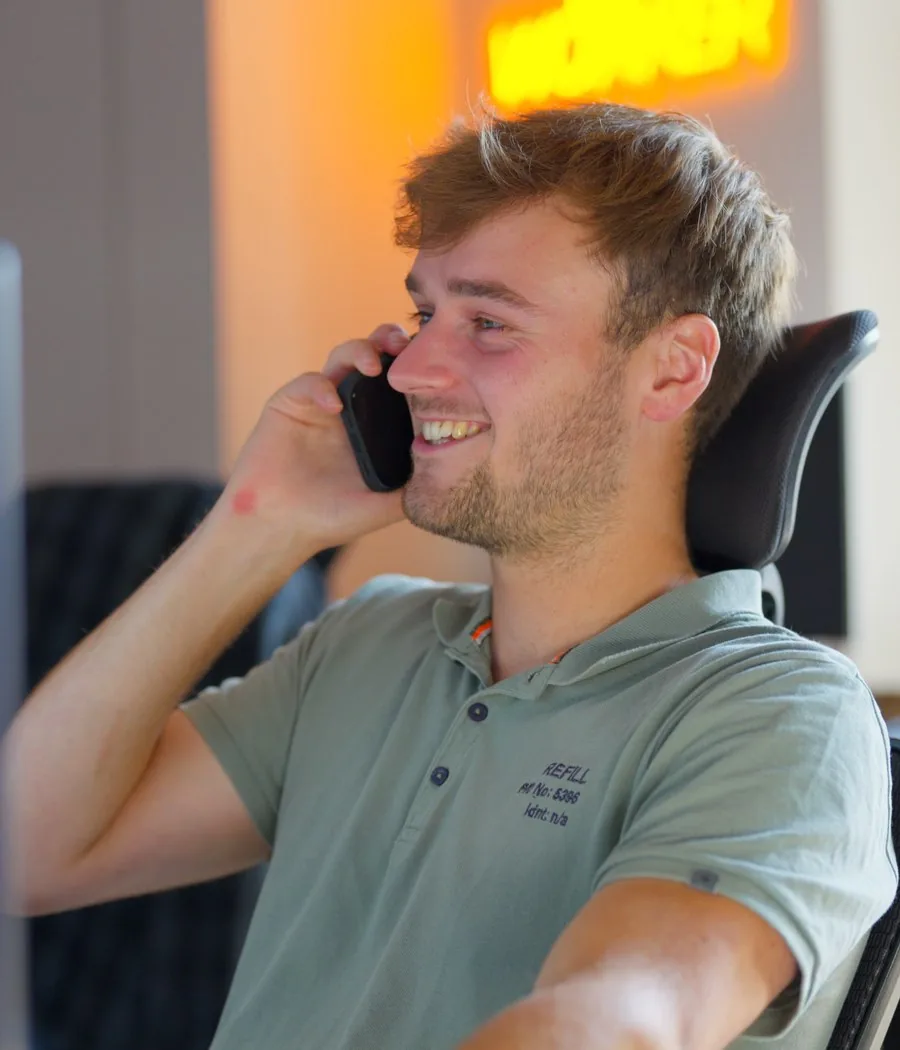 Klantcontact met headset op kantoor