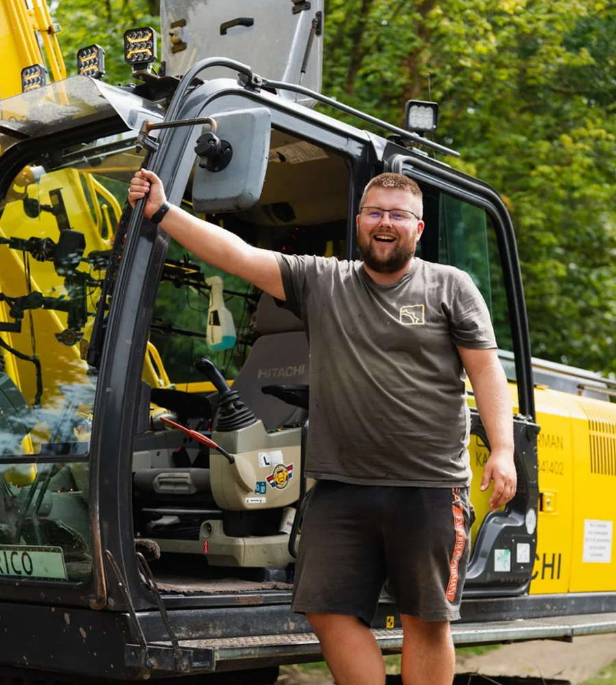 Machinist bij zijn graafmachine