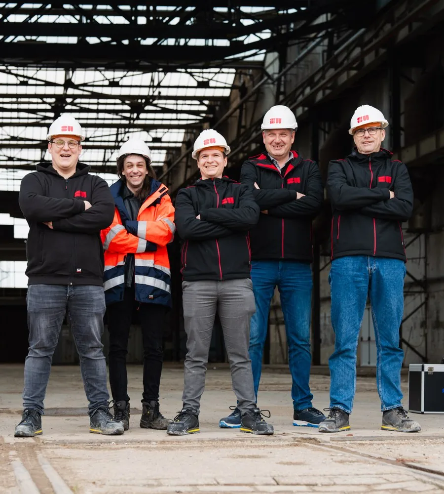 Vakmensen met helm in de productiehal