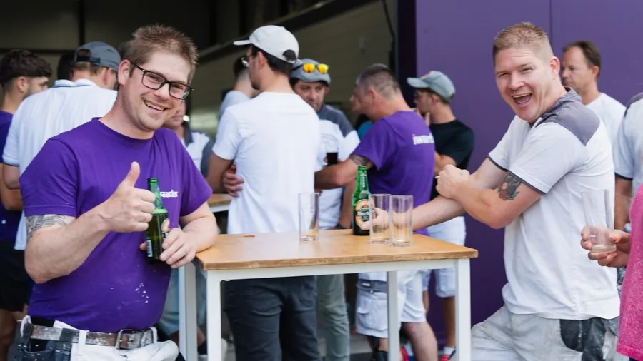 Het team van Iwaarden proost tijdens het bedrijfsfeest