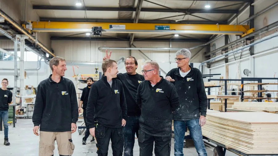 Het team van Fraanje samen door de werkplaats