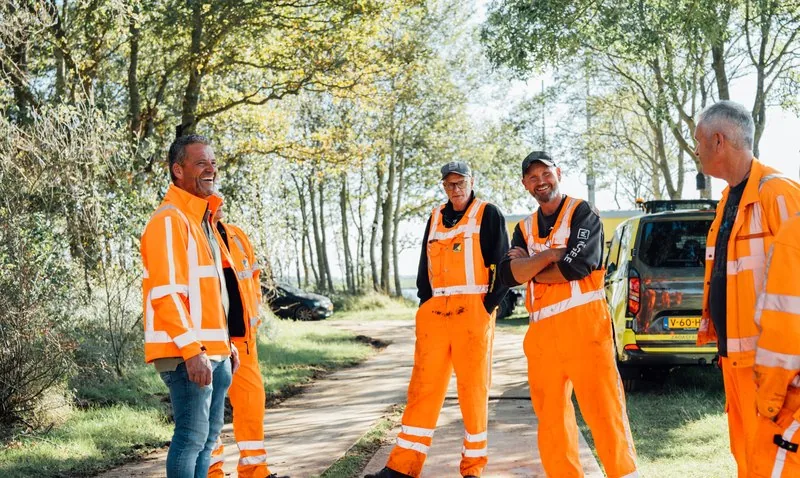 De wegploeg van ZAO aan het werk langs de weg